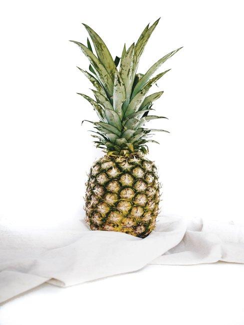 Ananas decoratie Ananas op witte lakens
