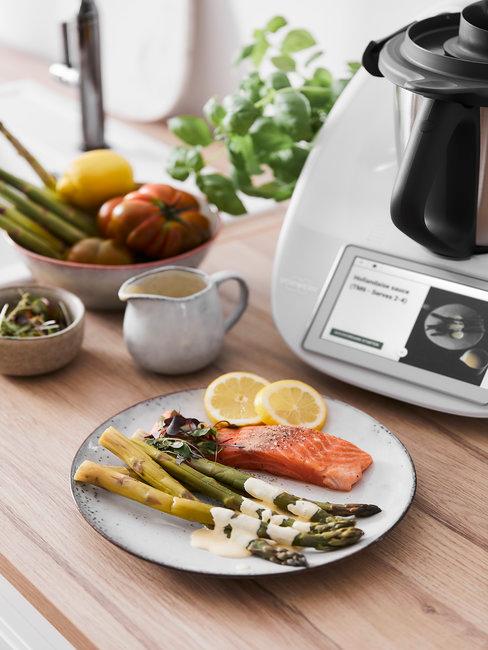 Airfryer schoonmaken header Airfryer schoonmaken header bord met verse zalm en groen asperges