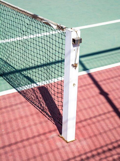 Thuis sporten tennisbaan Tennisbaan net groen rood ondergrond