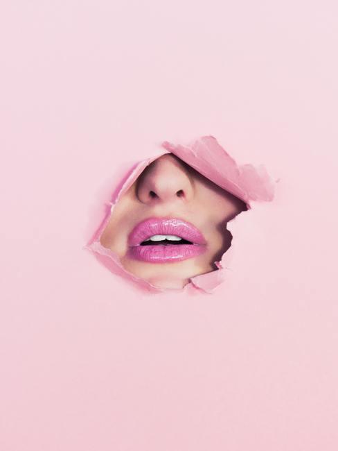 Tandenwittermaken6 Roze papier met gat en gezicht met neus en lippen