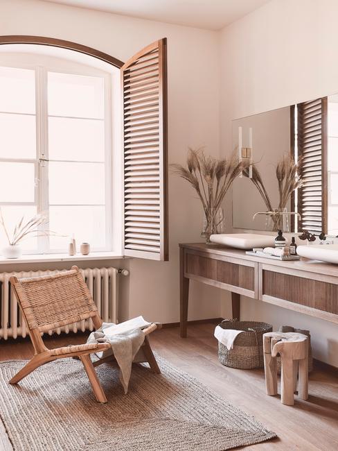Feng shui badkamer 3 Badkamer in lichte kleuren met rotan zitbank