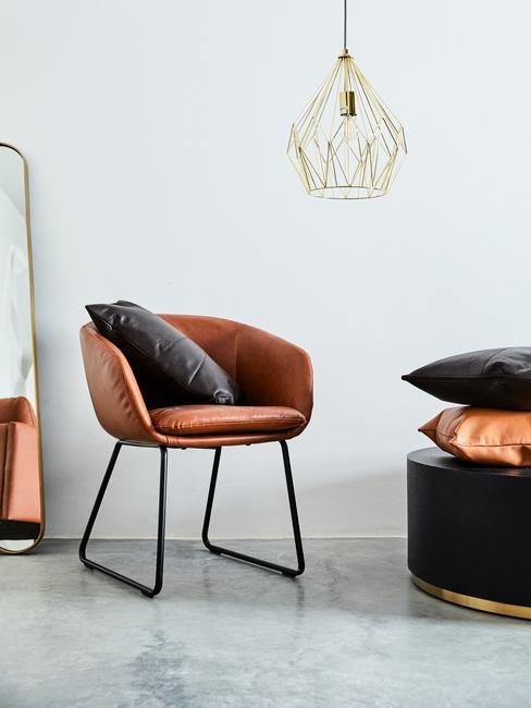 Cognac kleur Header Minimalistische Cognac kleurige stoel met witte wand en grijze betonnen vloer