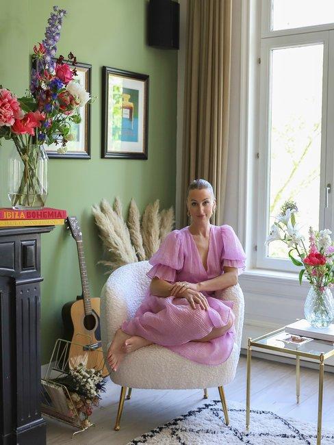 Noor de Groot Header Noor de Groot Portrait voor openhaard in woonkamer