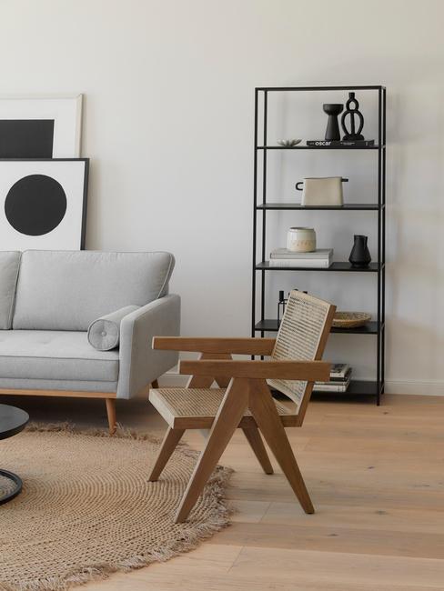 Feng shui woonkamer-10 Feng shui woonkamer met rotan stoel en grijze zitbank naast zwarte wandrek