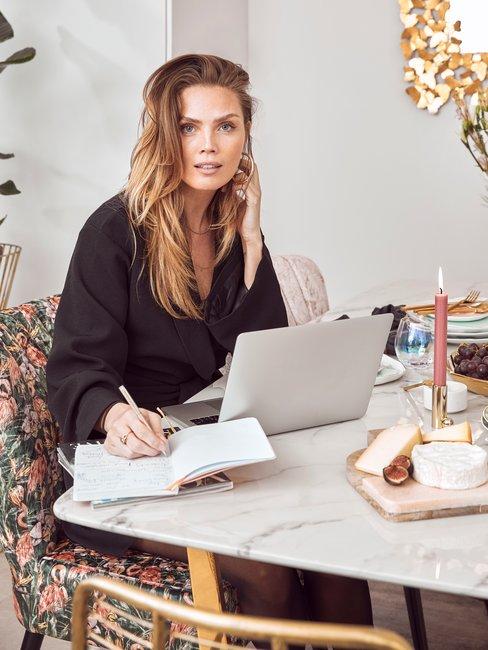 Kim Feenstra Kim Feenstra portret aan marmeren tafel met gouden stoel