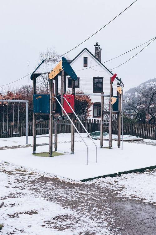 Drewniany plac zabaw podczas zimy