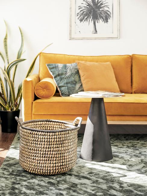Sofa w odcieniu ochry z poduszkami w salonie
