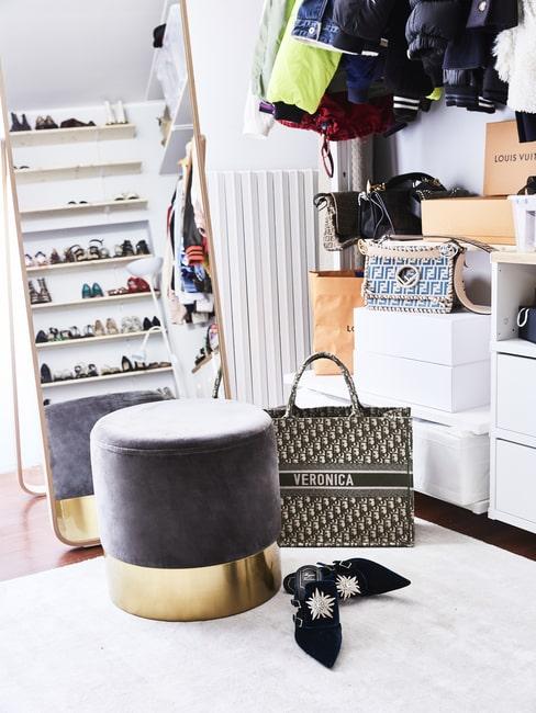 Torba, buty i aksamitny puf w garderobie