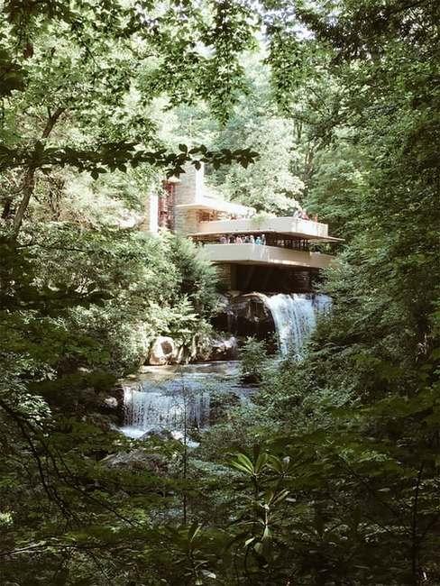 Frank Lloyd Wright Frank Lloyd Wright i jego dom nad wodospadem