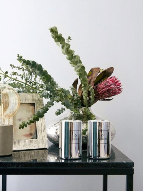 Klassiekinterieur9 klassiek interieur Kunstbloemen op bijzettafel met vaas