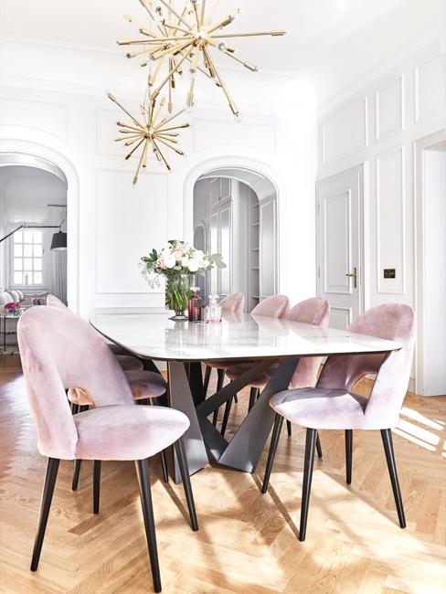 Delia's eetkamer met roze fluwelen stoelen