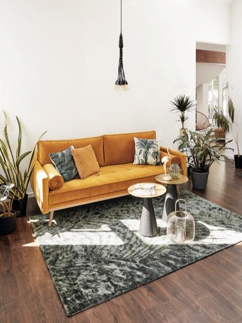 Palmendeko Palmendeko in Dschungel Style Wohnzimmer mit senfgelber Couch