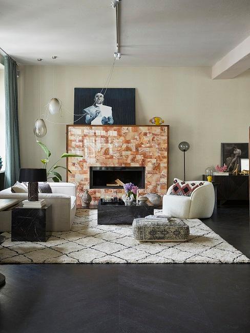 Wohnzimmer im maximalistischen Stil mit kunterbuntem Design