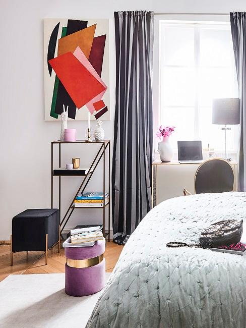 Schlafzimmer im Maximalismus mit luxuriösen Möbeln