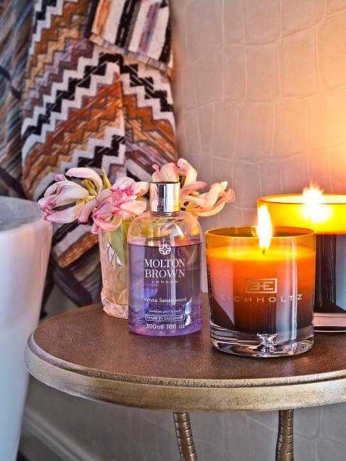 Badezimmer im Maximalismus mit glamourösen Duftkerzen