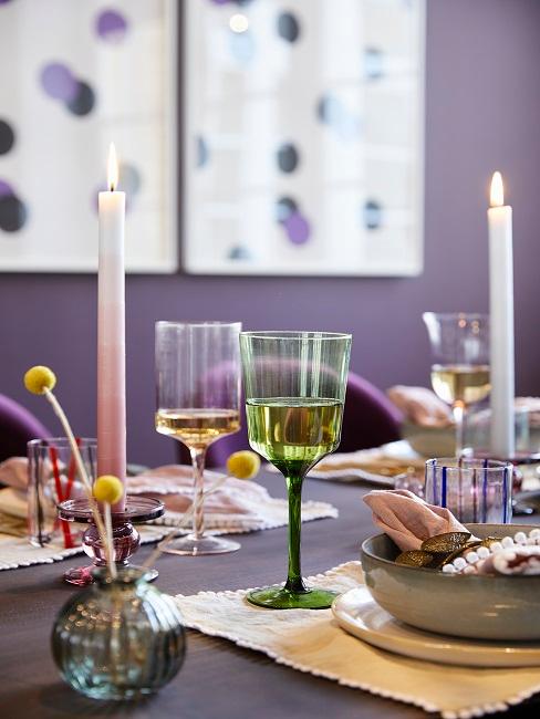 Maximalistisch gedeckter Tisch