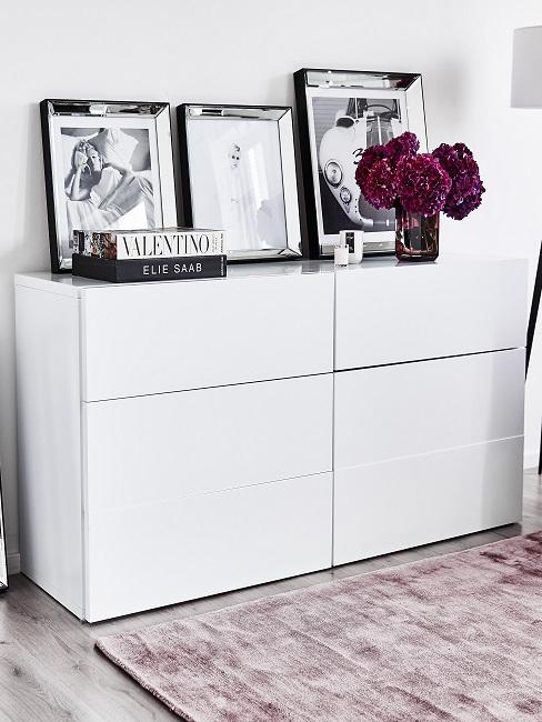 Kommode dekorieren Bilder und Blume Kommode dekoriereb mit Bildern, Büchern und Blumen