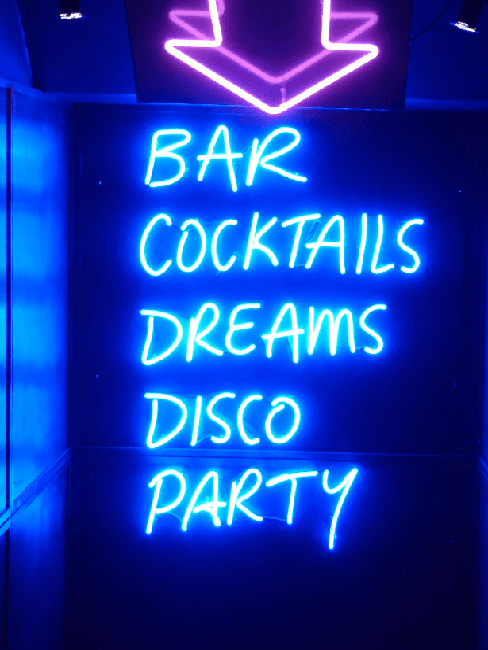 Partyraum einrichten: Blaue Leuchtschrift