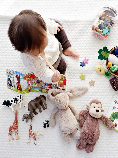 Geschenke zum 1. Geburtstag Baby mit Spielzeug