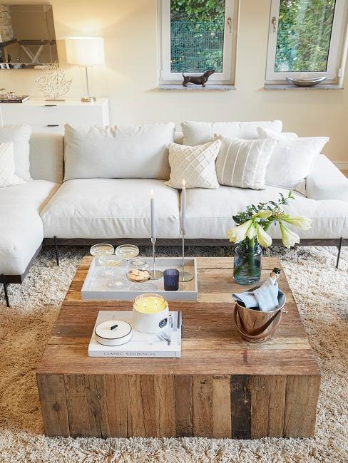 Helles Wohnzimmer mit natürlichem Holztisch
