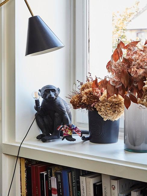 Fensterdekoration mit Affenlampe