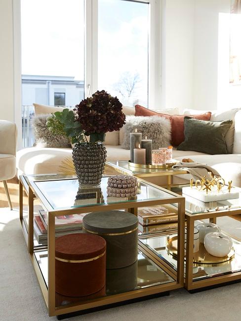 Helles Wohnzimmer mit goldenen Couchtischen