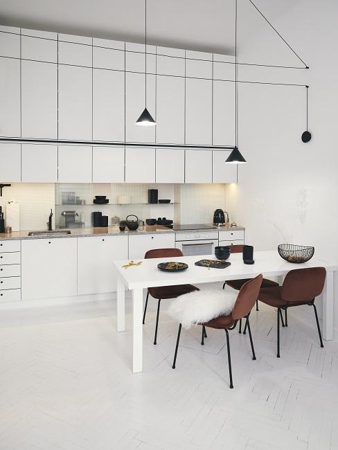 Moderne Designer Küche mit weißen Wänden und schwarzen Leuchten