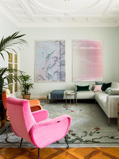 Welche Farbe passt zu Rosa Pinker Sessel im Wohnzimmer
