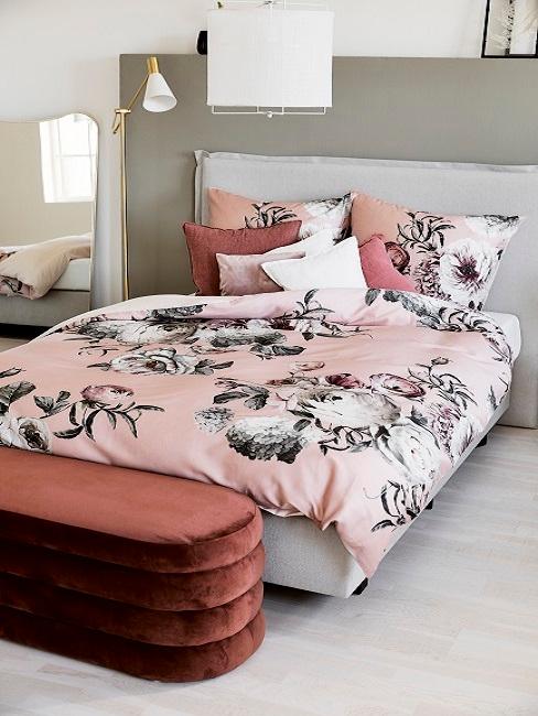 Bett machen Perfekt gemachtes Bett im Schlafzimmer