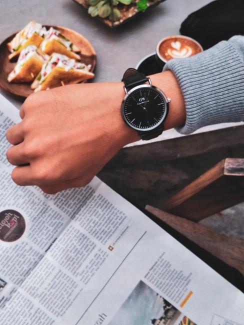 gestion-del-tiempo-banner desayuno con periodico y reloj