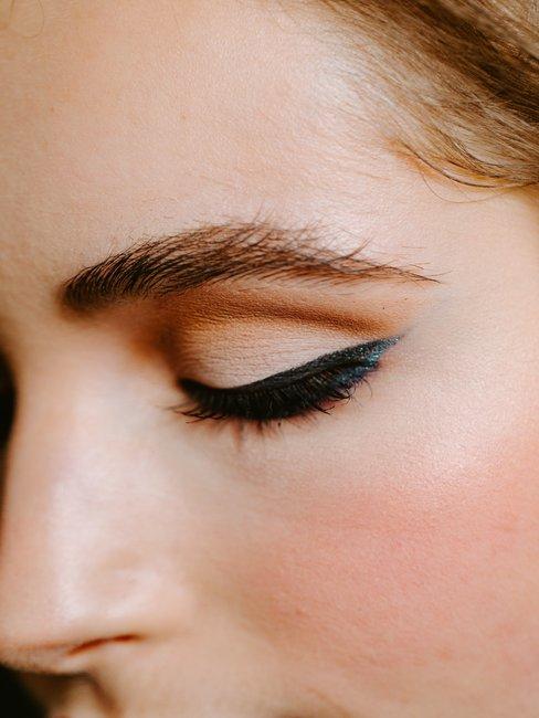 como-hacer-el-eyeliner-banner mujer maquillada con eyeliner