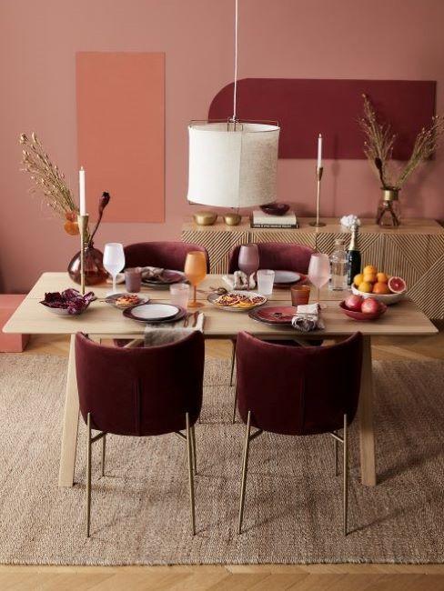 mesa y cuatro sillas de terciopelo en comedor