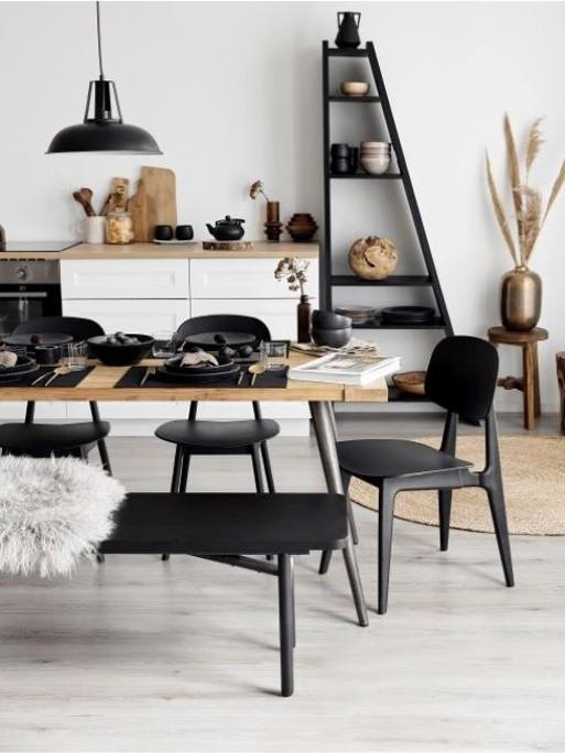 cocina con sillas y estanteria negras
