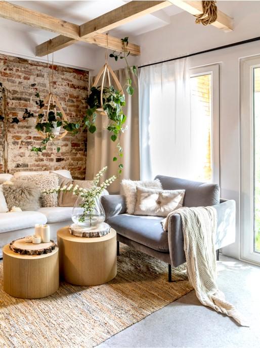 sofas y pared ladrillo visto