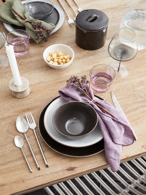 Vaisselle grise en grés sur table en bois