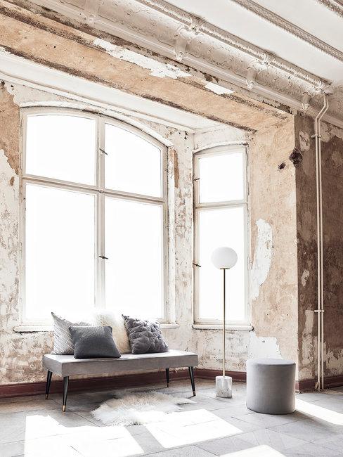 Shabby Chic Header Loft met onafgewerkte wanden met grijze bankje en poef