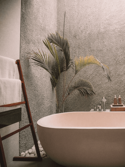 fengshui badkamer-2 Vrijstaande badkuip met plant