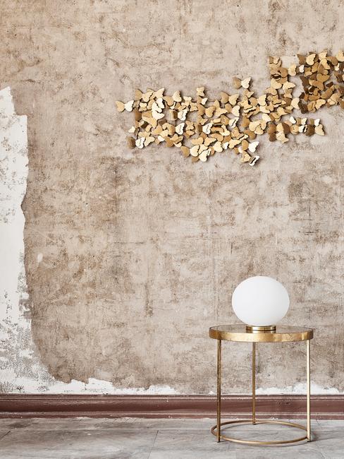 Goud Header Bruine oude muur met goud kleur details en accessoires