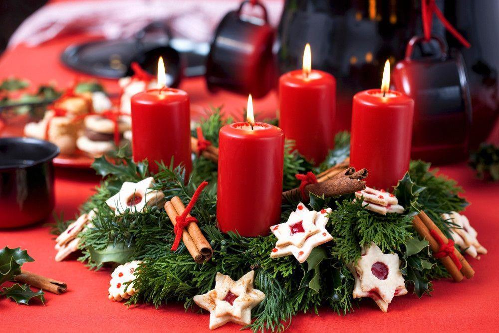 Dalani, Natale, Centrotavola con Candele Rosse Cannella e Biscottini a Stella Dalani, Natale, Casa, Colori, Decorazioni, Idee, Fai da Te