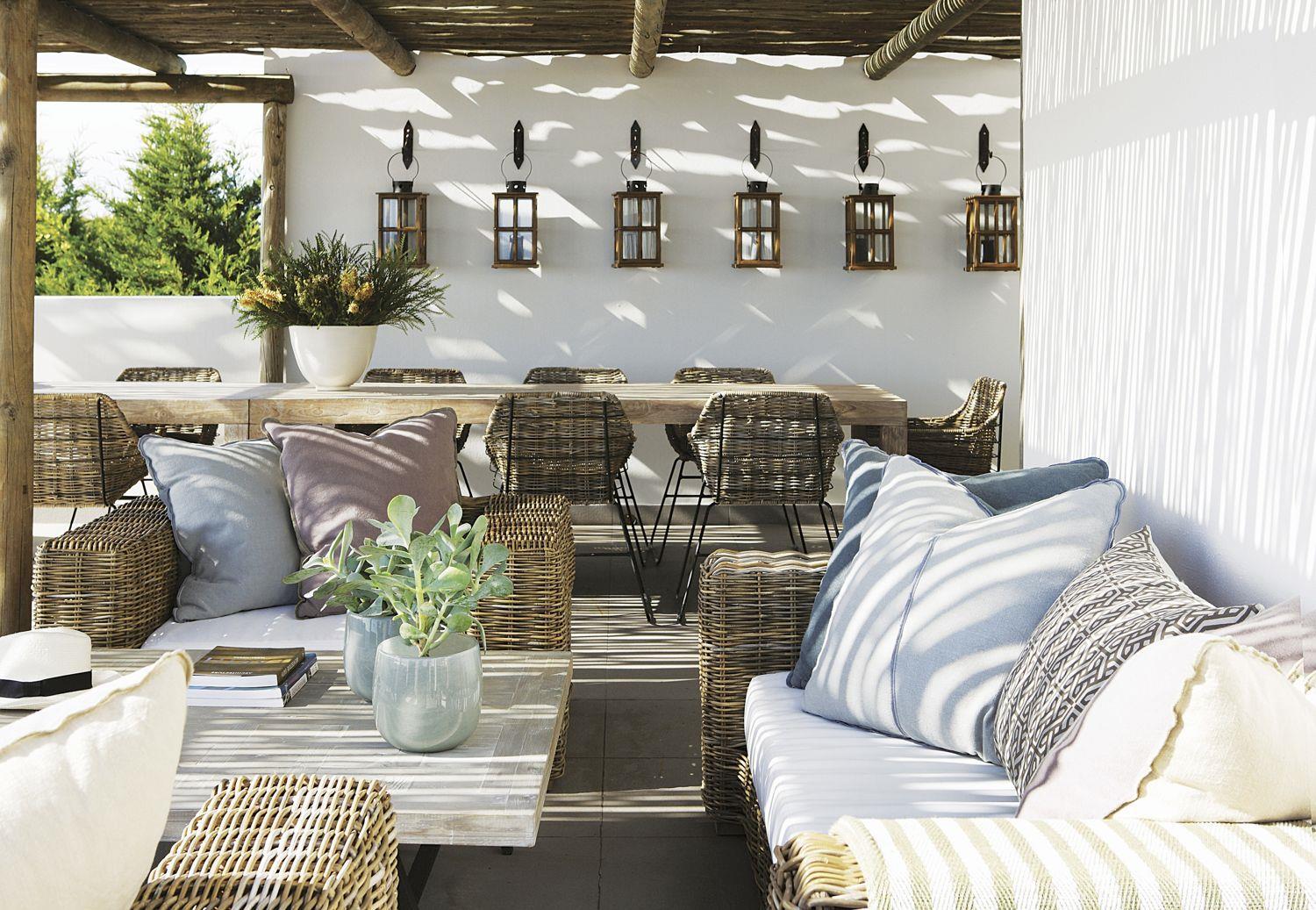 Dalani, Caraibi, Outdoor Living con Salottino dai Toni Chiari e Vimini, Lanterne e Piante Dalani, Casa, Colori, Cocktail , Style, Idee, Design, Natura