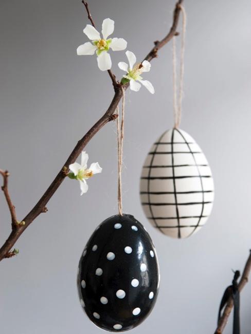 Decorazione pasquale Uova di pasqua dipinte in bianco e nero appese a un ramo