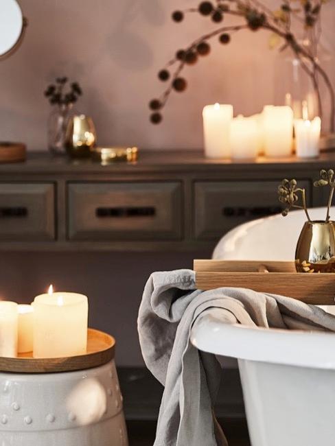 Decorazioni per il bagno Decorazione del bagno con candele, ramoscelli e accessori