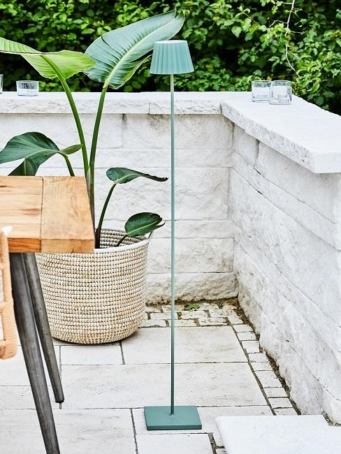 Terrasse abdichten Steinterasse mit Pflanze und Outdoorlampe