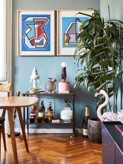 decoration murale boho salon boho, peintures encadrees sur les murs vert bleu, objets deco