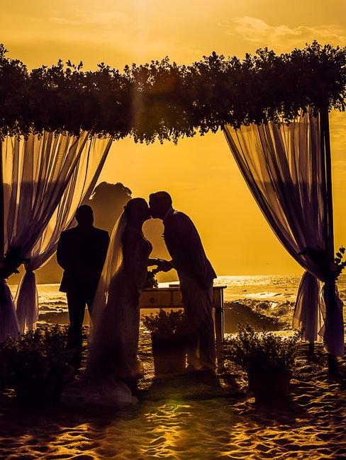 matrimonio in spiaggia tramonto