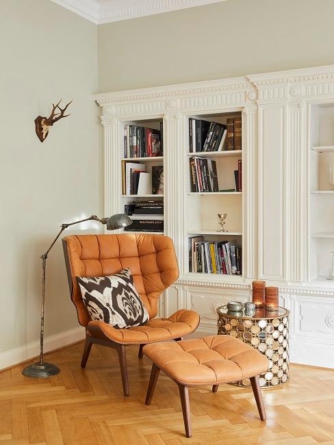 Wohnzimmerecke von Tamara Gräfin von Nayhauß mit einem gemütlichen Sessel und passendem Fußhocker neben einem Beistelltisch als Chill-Ecke