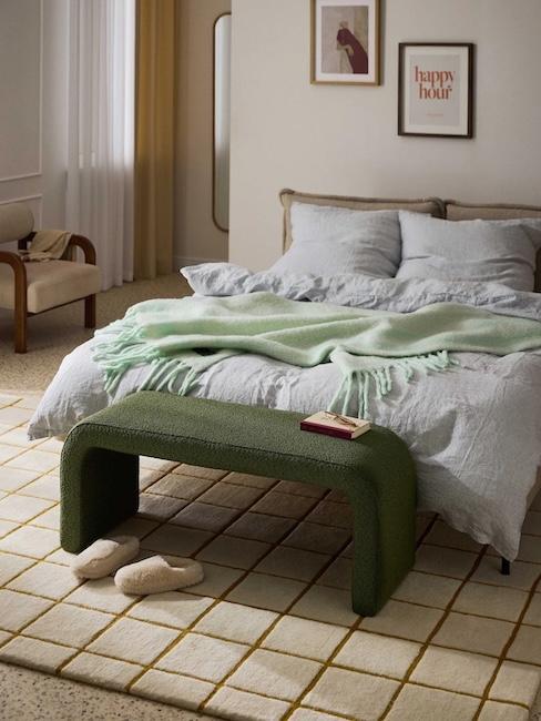 Sitzbank vor dem Bett