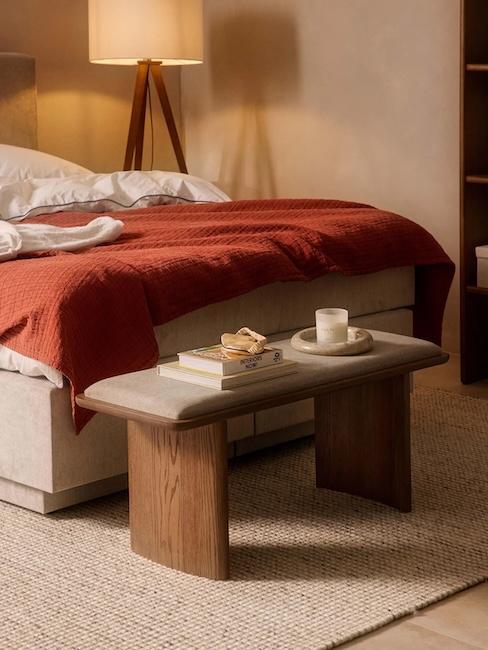 Echtholz Sitzbank vor dem Bett