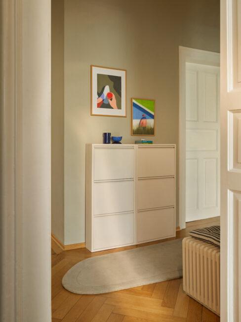 Schmaler Schuhschrank im Flur