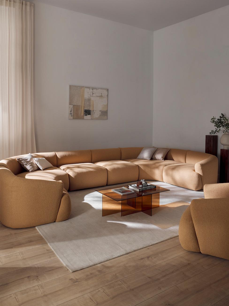 Runde Wohnlandschaft Sofia in Braun in einem hellen Wohnzimmer